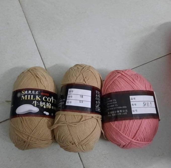 Milk cotton 125gr là dòng len quốc dân được các chị em đan móc ưa chuộng, ngay cả người mới học cũng hay được khuyên mua len này để tập móc. Trên thị trường hiện có 2 loại len milk có mẫu mã na ná nhau nên khiến nhiều chị em hoang mang không biết mình có mua phải hàng giả hàng nhái không. Bài viết này Lenbiz.vn sẽ giúp bạn phân biệt len milk cotton 125gr loại 1 và loại 2 để tránh mua nhầm.