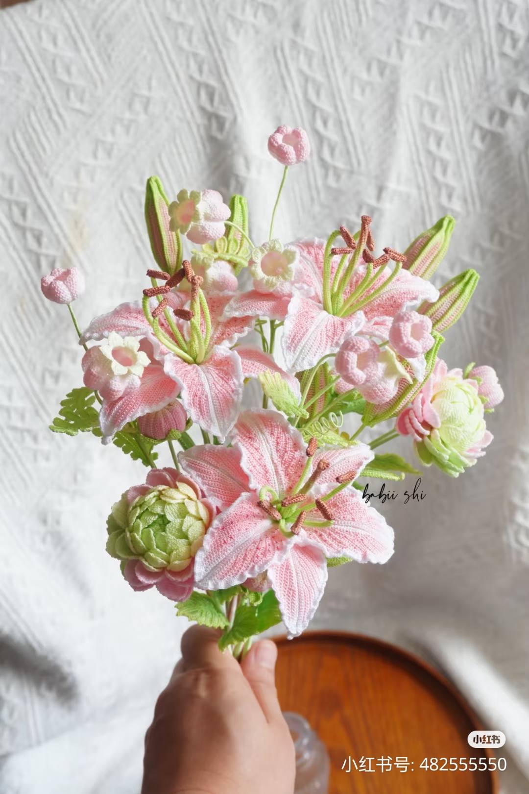 Trong thế giới đan móc, cụm từ “pháp sư Trung Hoa” đã trở thành một meme quen thuộc – vừa hài hước, vừa đầy sự ngưỡng mộ. Nó dùng để chỉ những nghệ nhân Trung Quốc có khả năng tạo ra tác phẩm móc siêu thực, nhìn như dùng phép thuật chứ không phải sợi len bình thường nữa. Cùng Lenbiz tìm hiểu lý do cái tên này ra đời và lan truyền mạnh trong cộng đồng lenbiz nha!