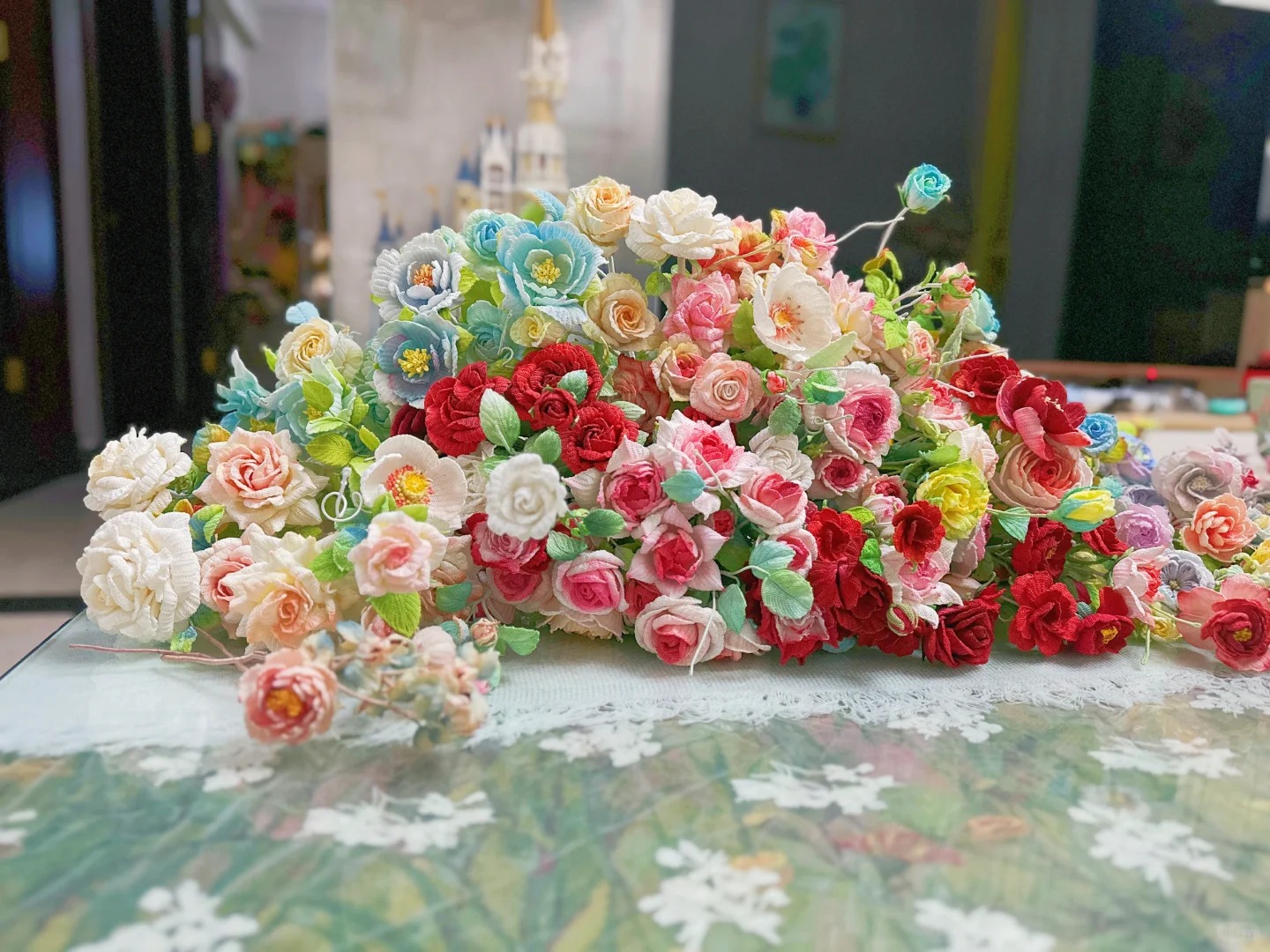 Trong thế giới đan móc, cụm từ “pháp sư Trung Hoa” đã trở thành một meme quen thuộc – vừa hài hước, vừa đầy sự ngưỡng mộ. Nó dùng để chỉ những nghệ nhân Trung Quốc có khả năng tạo ra tác phẩm móc siêu thực, nhìn như dùng phép thuật chứ không phải sợi len bình thường nữa. Cùng Lenbiz tìm hiểu lý do cái tên này ra đời và lan truyền mạnh trong cộng đồng lenbiz nha!