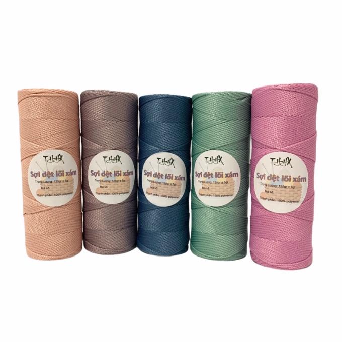 Nhắc đến loại sợi chuyên dùng để móc mũ nón, túi xách, bóp ví, ba lô, giày dép, túi đựng ly giữ nhiệt... không thể không nhắc đến dòng sợi dệt. Trên thị trường hiện có nhiều loại sợi dệt khác nhau nên ít nhiều cũng làm người dùng hoang mang. Bài viết này Lenbiz.vn sẽ giúp bạn phân biệt sự khác nhau giữa dệt lõi đen, dệt lõi giấy và dệt lõi xám nhé!
