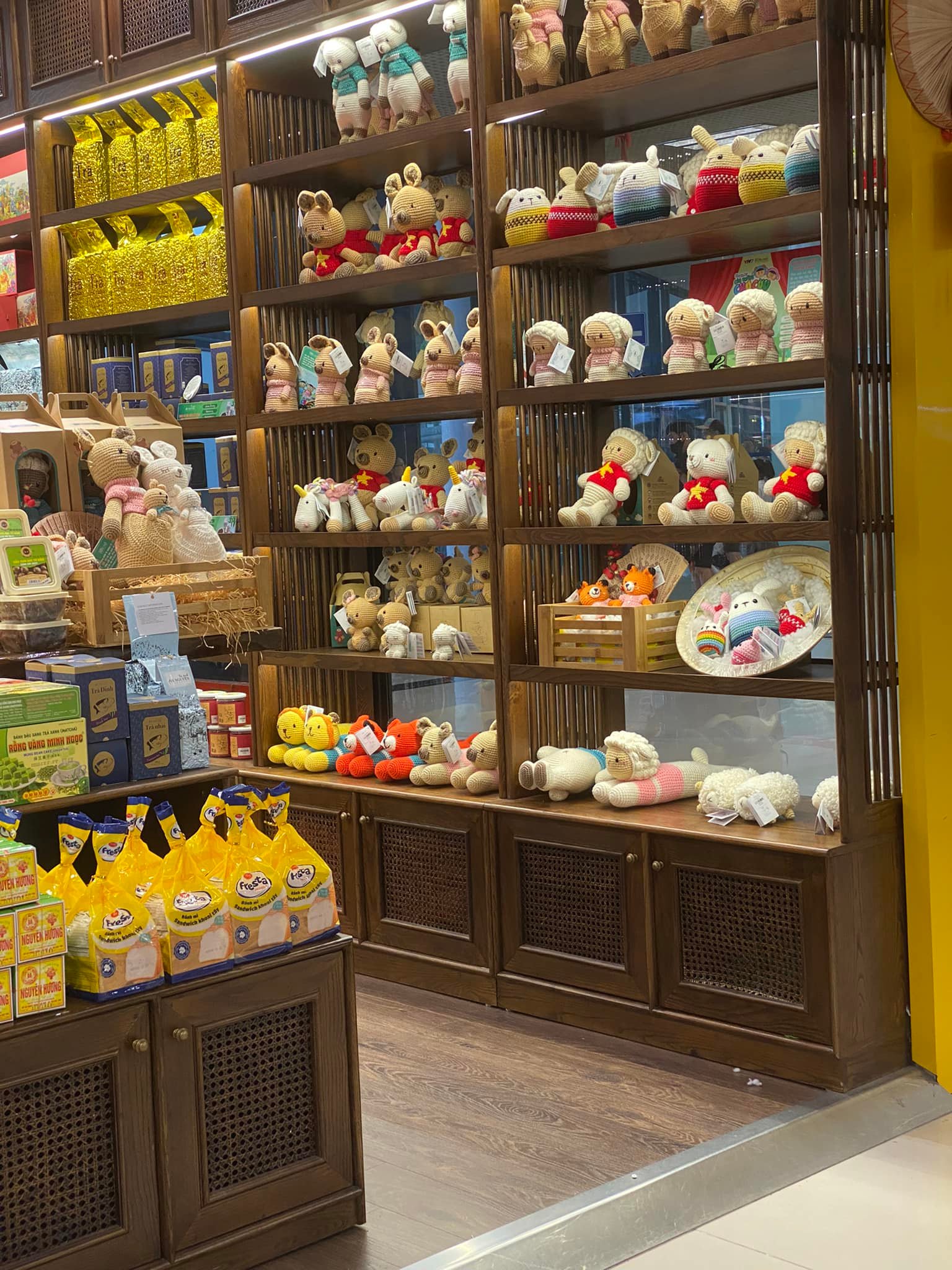 “Một con gấu len nhỏ xíu ở sân bay giá 50 đô – mà vẫn có người mua…” “Ủa, sao đắt dữ vậy, không phải cũng là len với kim móc thôi sao?” Nhiều người không hiểu nổi tại sao đồ len handmade ở sân bay lại “đắt” như vậy. Nếu từng đi qua các quầy hàng lưu niệm ở sân bay quốc tế – từ Tân Sơn Nhất, Nội Bài đến Đà Nẵng, chắc hẳn bạn sẽ bắt gặp vài món đồ len nhỏ xinh: một chú gấu ôm tim, một con mèo đeo khăn, hay chiếc túi móc tay mini gắn tag “Made in Vietnam”. Giá của chúng không dưới 50-100 USD – gấp hàng chục lần so với sản phẩm tương tự được bán ở chợ hay shop online. Giá đồ len handmade cao như vậy hoàn toàn có cơ sở.