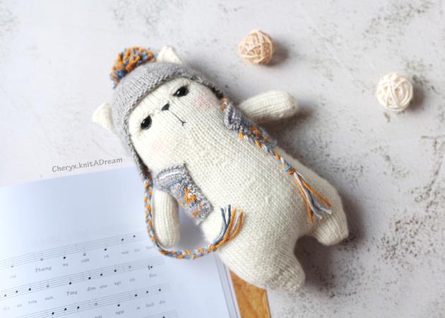 Để tạo nên một bé thú bông bằng len, bạn có thể dùng kỹ thuật đan hoặc móc đều được. Và cả hai đều cho ra thành phẩm là những bé thú len nhồi bông xinh xắn, đáng yêu. Dưới đây là những so sánh thú vị về 2 dòng thú len đan và thú len móc, hy vọng mở ra cho bạn thêm một cái nhìn mới.