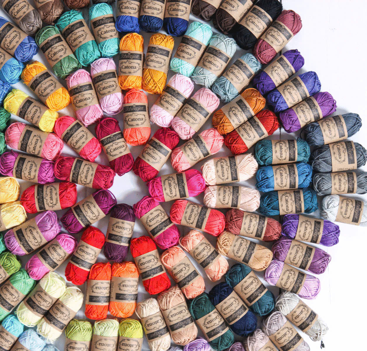 Trong thế giới len sợi handmade, nơi hàng trăm thương hiệu ra đời mỗi năm, vẫn có những cái tên tồn tại bền vững hơn một thế kỷ – và Scheepjes chính là một trong số đó. Từ một xưởng dệt nhỏ tại Hà Lan, Scheepjes đã trở thành thương hiệu len sợi cao cấp nổi tiếng toàn cầu, được yêu mến bởi những nghệ nhân đan móc và thiết kế chart/pattern khắp thế giới. Nhắc đến Scheepjes là nhắc đến chất lượng, màu sắc và tinh thần sáng tạo vượt thời gian.