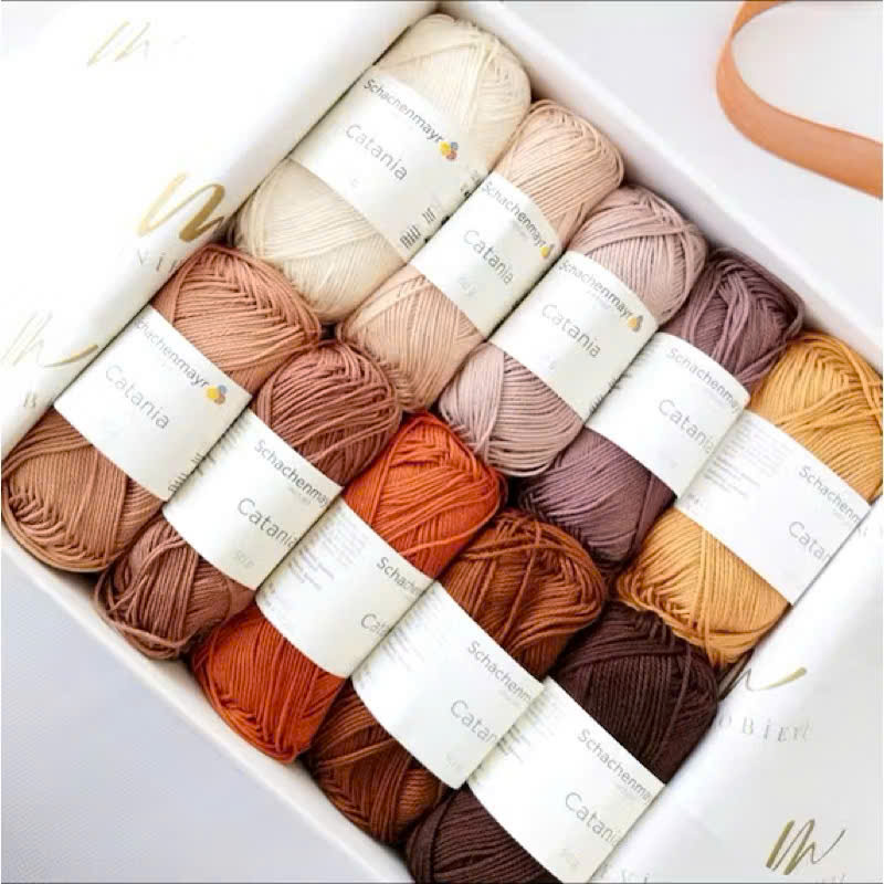 Nếu bạn yêu thích những sợi len mịn, đều, bóng nhẹ và lên sản phẩm cực kỳ sang thì Catania Schachenmayr chắc chắn là cái tên bạn không thể bỏ qua. Đây là loại sợi cotton mercerized cao cấp hàng đầu châu Âu, được sản xuất bởi hãng Schachenmayr (Đức) – thương hiệu có lịch sử hơn 200 năm trong ngành sợi. Không chỉ được yêu thích ở Việt Nam, Catania còn là lựa chọn “chuẩn quốc tế” của hàng nghìn nhà thiết kế chart/pattern trên Etsy, Ravelry và Lovecrafts.