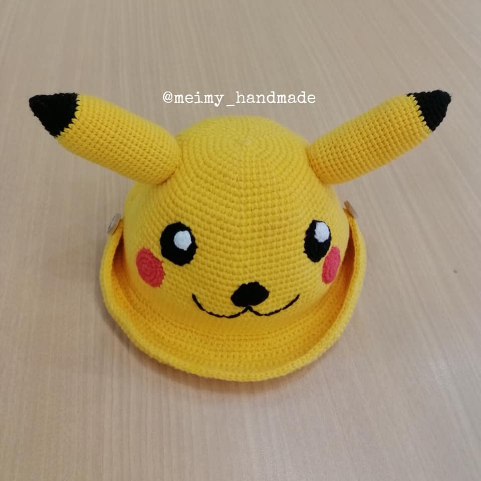 Trong thế giới len sợi quốc tế, Jeans YarnArt là một trong những dòng len nổi tiếng nhất đến từ Thổ Nhĩ Kỳ – quốc gia có truyền thống dệt sợi lâu đời. Dòng len này được yêu thích trên toàn cầu vì mềm, mịn, dễ móc, bền màu, và đặc biệt là lên búp bê – thú bông cực kỳ chuẩn form. Vậy cụ thể len Jeans YarnArt là gì, có tốt không, dùng kim móc size bao nhiêu và móc được gì đẹp? Cùng Lenbiz.vn tìm hiểu chi tiết dưới đây nhé!