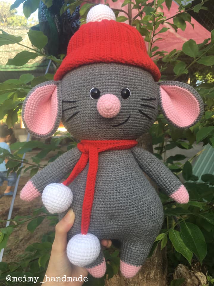 Trong thế giới len sợi, len Milk Cotton 125gr là dòng len “quốc dân” được người yêu handmade tại Việt Nam ưa chuộng nhất – hầu như ai từng móc cũng từng dùng qua ít nhất một cuộn. Mềm – mịn – dễ móc – lên màu đẹp – giá lại hợp túi tiền, sợi này gần như “có mặt trong mọi kệ len” của cả người mới học và thợ móc len chuyên nghiệp. Vậy cụ thể len Milk Cotton 125gr là gì, có bao nhiêu màu, có tốt không, dùng kim móc số mấy, và có thể móc được gì đẹp… Cùng Lenbiz.vn tìm hiểu chi tiết nhé!