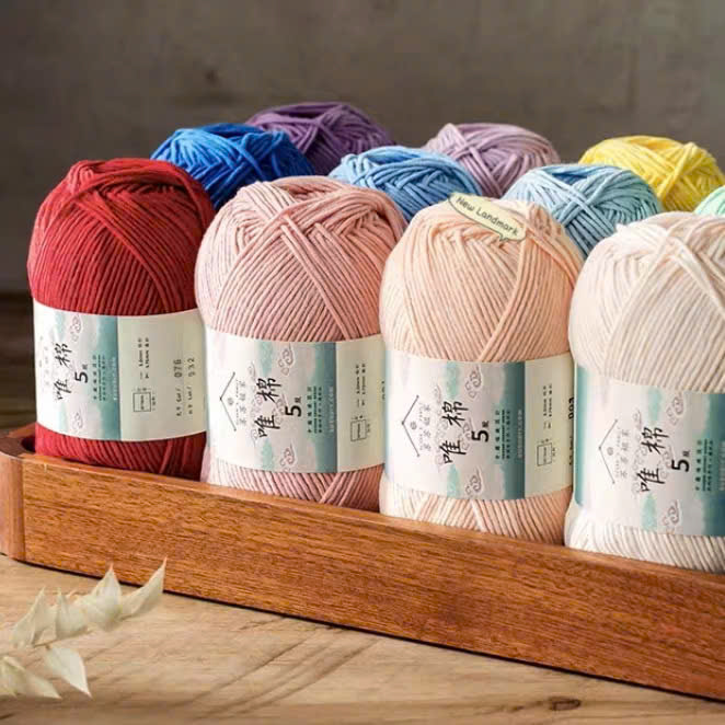 Trong thế giới len nội địa Trung, Susan’s Family là thương hiệu cực kỳ được yêu thích vì sợi mềm, đều tay, màu đẹp và giá phải chăng. Nếu như Susan Family 4 phù hợp với thú bông và búp bê size nhỏ, áo, mũ, đồ baby… thì Susan Family 5 lại nổi bật hơn ở độ dày – form chắc, lên dáng búp bê và thú bông size vừa và lớn cực chuẩn. Hãy cùng Lenbiz.vn tìm hiểu xem len Susan Family 5 là gì, có tốt không, cỡ sợi bao nhiêu, móc gì đẹp nhất… nhé!