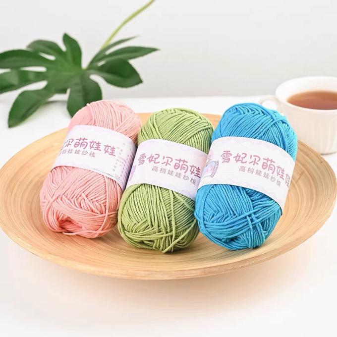 Như đã từng đề cập trong bài viết “Móc thú bông dùng len gì đẹp?”, thị trường có rất nhiều loại len móc thú bông và búp bê khiến người mới học móc len ít nhiều hoang mang. Bạn có thể chọn loại len móc thú tuỳ sản phẩm và ngân sách.  Bài viết này Lenbiz sẽ chuyên sâu hơn khi đi vào review các loại len móc thú phổ biến nhất Việt Nam hiện nay để những bạn mới học móc thú bông và búp bê len đưa ra lựa chọn phù hợp. Lenbiz sẽ nêu rõ ưu nhược điểm của 5 loại len móc thú được nhiều chị em móc thú yêu thích nhé!